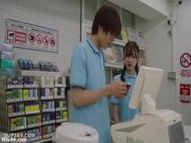 【不倫】[モザイク破壊有馬美月…深夜コンビニ店員、3分くらい客がいない時間でも店内の美人バイトとしてしまう