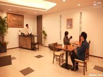 【不倫】  キュートで狡猾な巨乳カフェ店員がノーブラ乳首責めで誘惑！客に隠れて中年店長がに溺れ、種付けプレスで中出しセックス!