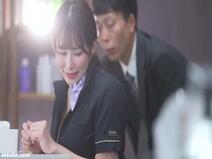 【不倫】  妻の付き添いで化粧品売り場の美容部員に立ち寄ったとき、彼女はそのふっくらとした唇と魅惑的な瞳で私に一生に一度の浮気のチャンスをくれた。私は彼女が見ていない間に忍び込み、情熱的なキスをし、そしてフェラチオをした。